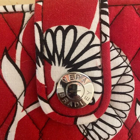 🎈🎈S O L D 🎈🎈👍👍 Vera Bradley Floral Red Black and White Quilted Wallet - Picture 2 of 12